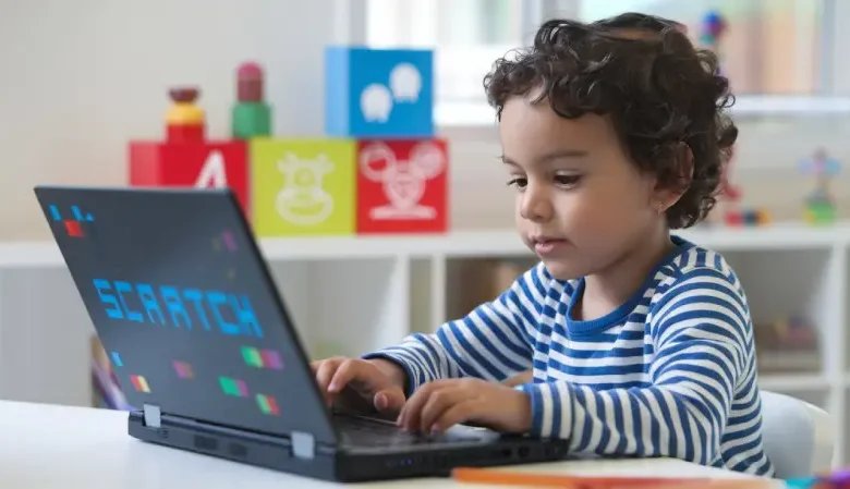 طفل يتعلم البرمجة